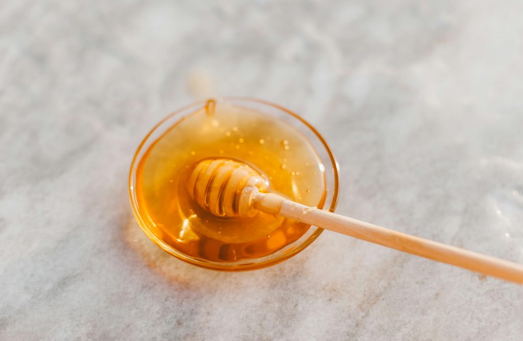 Discover natural DIY honey face masks for glowing skin using Organicajoy honey!